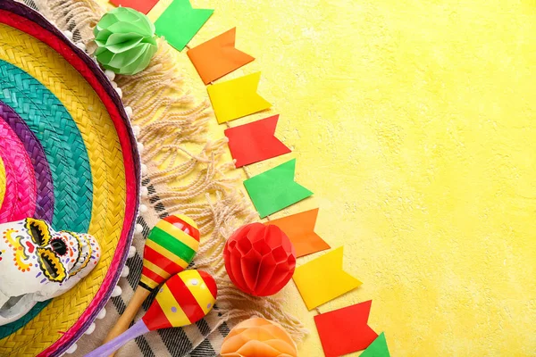 メキシカンマラカスとソンブレロ帽子 彩色された頭蓋骨 セラピーと黄色の背景の旗 — ストック写真