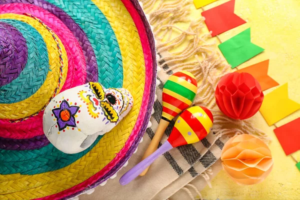 Meksika Marakas Şapkası Boyalı Kafatası Serape Sarı Arka Planda Bayraklar — Stok fotoğraf