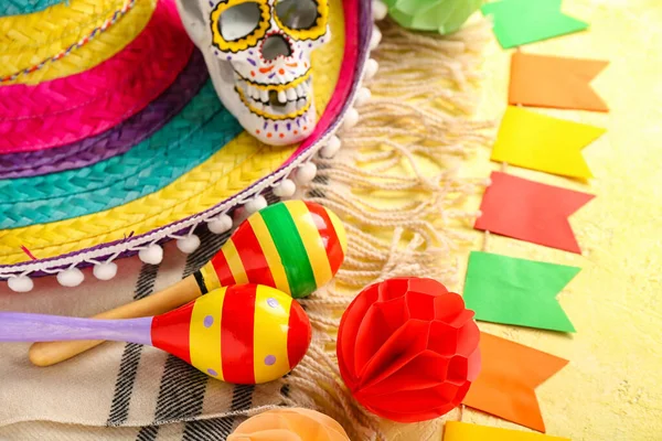 メキシカンマラカスとソンブレロ帽子 彩色された頭蓋骨 セラピーと黄色の背景の旗 クローズアップ — ストック写真