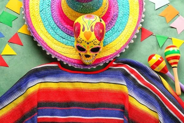 Meksykańskie Marakasy Malowaną Czaszką Sombrero Kapeluszem Serape Flagami Zielonym Tle — Zdjęcie stockowe