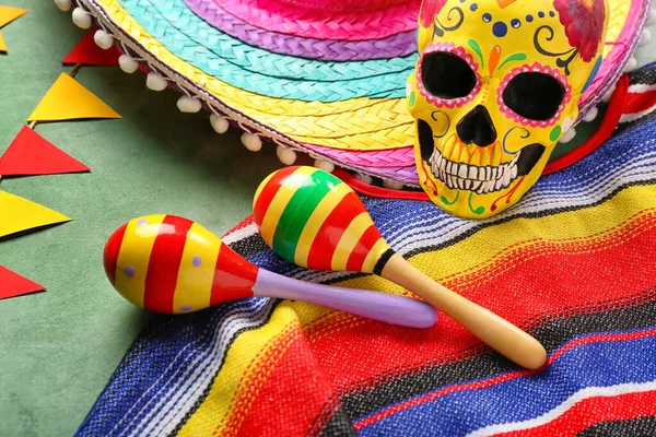 Maracas Mexicanas Com Crânio Pintado Chapéu Sombrero Serape Bandeiras Fundo — Fotografia de Stock