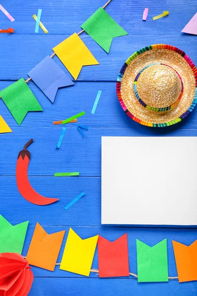 Üres Kártya Mexikói Szimbólumokkal Zászlókkal Konfettivel Kék Háttéren — Stock Fotó