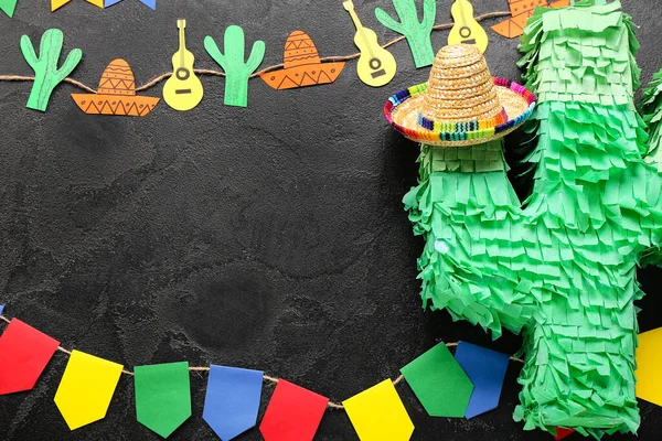 Moldura Feita Pinata Mexicana Chapéu Sombrero Guirlanda Bandeiras Fundo Escuro — Fotografia de Stock