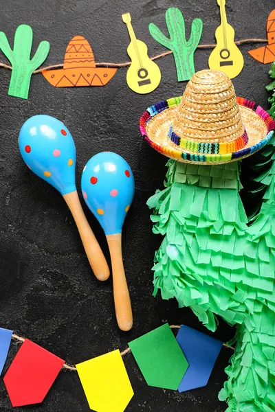 Mexikanska Maracas Med Sombrero Hatt Pinata Och Krans Mörk Bakgrund — Stockfoto