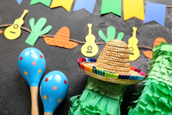 Maracas Mexicanas Com Chapéu Sombrero Pinata Guirlanda Sobre Fundo Escuro — Fotografia de Stock