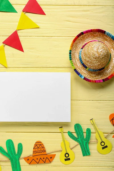 Cartão Branco Com Chapéu Sombrero Bandeiras Mexicanas Fundo Madeira Amarela — Fotografia de Stock