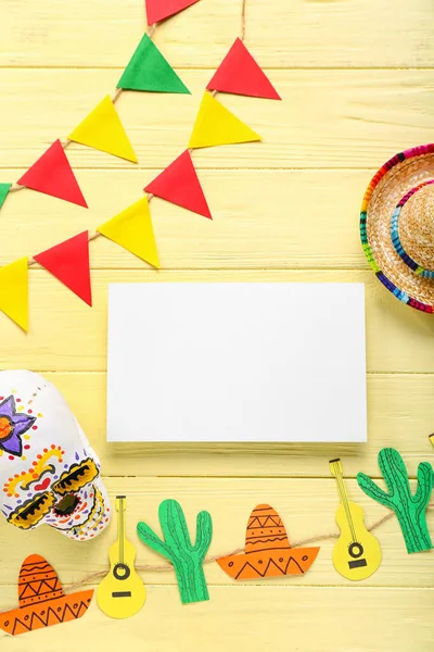 Cartão Branco Com Crânio Pintado Chapéu Sombrero Bandeiras Mexicanas Fundo — Fotografia de Stock