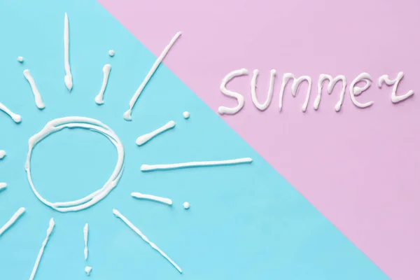 色の背景に日焼け止めクリームで作られた太陽と言葉の夏 — ストック写真