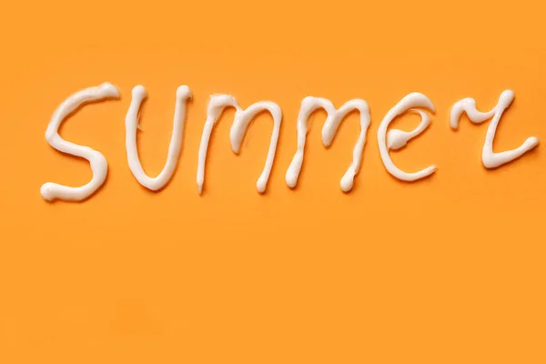 Palavra Summer Feito Creme Protetor Solar Sobre Fundo Laranja — Fotografia de Stock