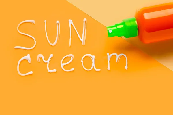 Texto Sun Cream Com Garrafa Sobre Fundo Cor — Fotografia de Stock