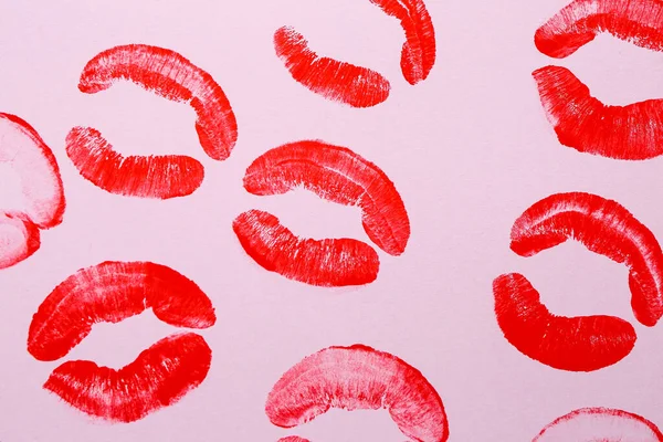 Roter Lippenstift Auf Fliederfarbenem Hintergrund — Stockfoto