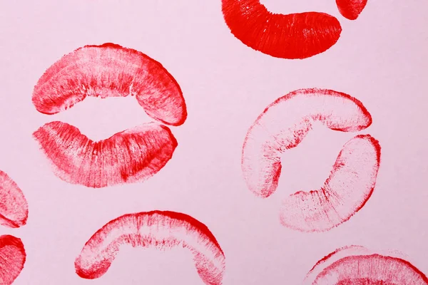 Rossetto Rosso Baci Sfondo Lilla — Foto Stock