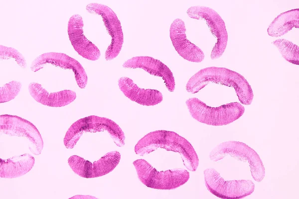 Lila Lippenstift Kussspuren Auf Fliederfarbenem Hintergrund — Stockfoto