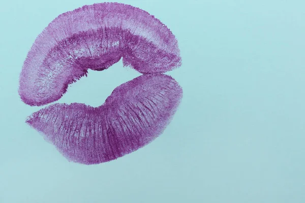 Rouge Lèvres Violet Baiser Marque Sur Fond Bleu — Photo