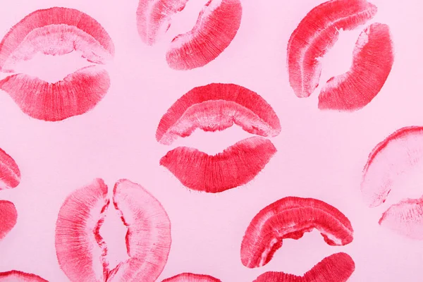 Rouge Lèvres Marques Baiser Sur Fond Lilas — Photo