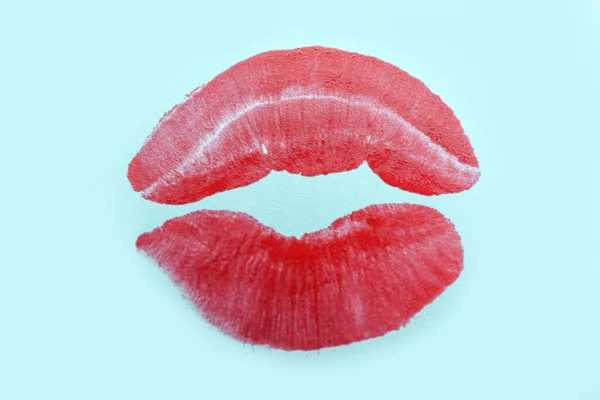 Rode Lippenstift Kus Merk Blauwe Achtergrond — Stockfoto