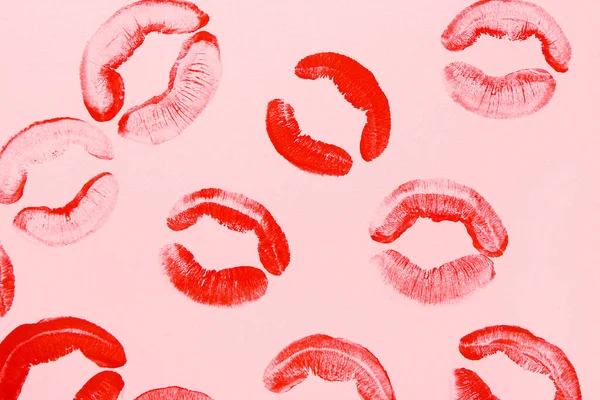 Red Lipstick Kiss Marks Pink Background — Stock Photo, Image
