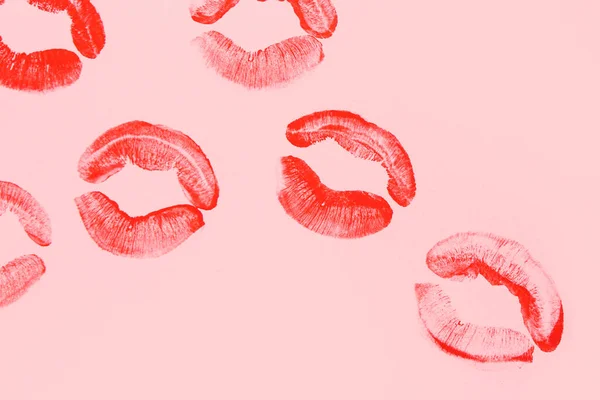 Red Lipstick Kiss Marks Pink Background — Stock Photo, Image