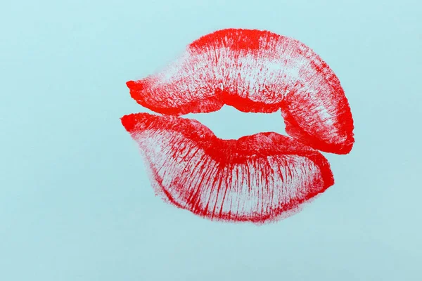 Rode Lippenstift Kus Merk Blauwe Achtergrond — Stockfoto