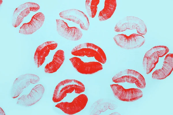Rode Lippenstift Kus Merken Blauwe Achtergrond — Stockfoto