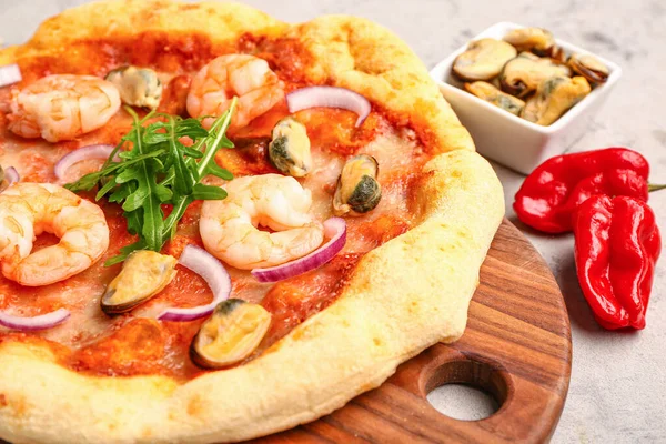 Houten Plank Met Lekkere Zeevruchten Pizza Grunge Achtergrond — Stockfoto