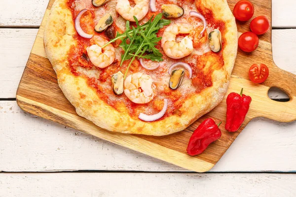 Bord Met Lekkere Zeevruchten Pizza Lichte Houten Achtergrond Close — Stockfoto