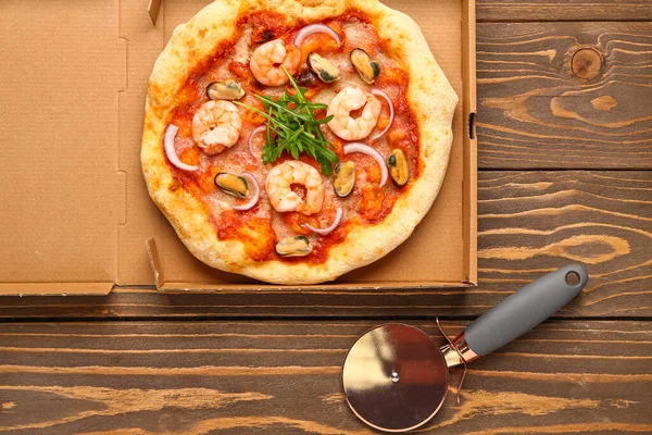 Kartonnen Doos Met Lekkere Zeevruchten Pizza Houten Achtergrond — Stockfoto