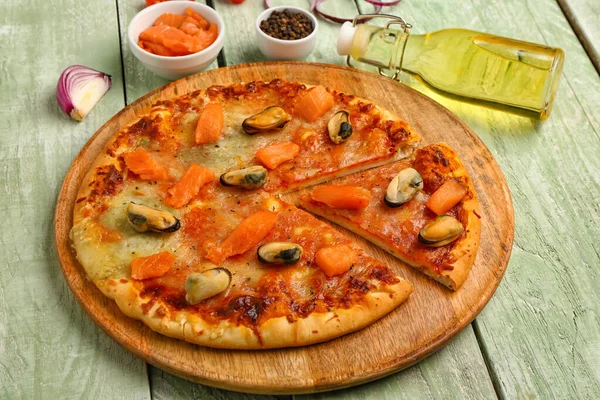 Тарелка Вкусной Пиццы Морепродуктов Светлом Деревянном Фоне — стоковое фото