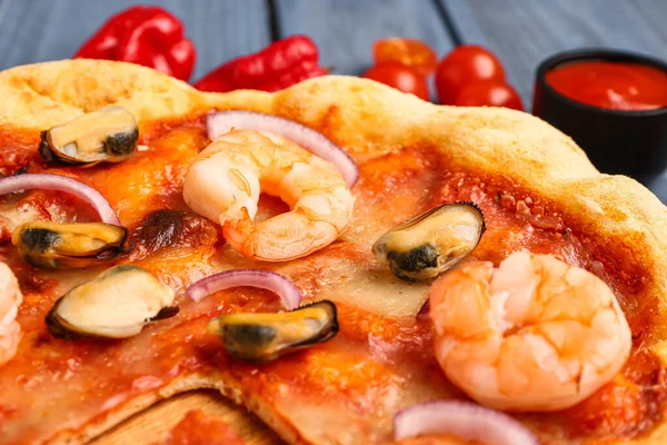 Lezzetli deniz ürünleri pizzası, yakın plan.