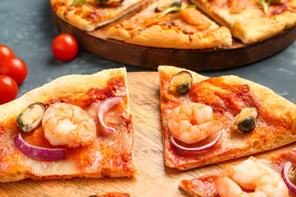 Plate Slices Tasty Seafood Pizza Blue Background Closeup — Stock Photo, Image