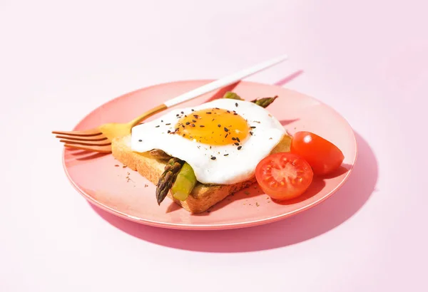 Πεντανόστιμο Σάντουιτς Τηγανητό Αυγό Σπαράγγια Και Ντομάτες Ροζ Φόντο — Φωτογραφία Αρχείου