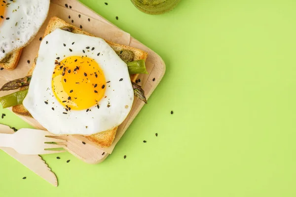 Πεντανόστιμο Σάντουιτς Τηγανητό Αυγό Και Σπαράγγια Πράσινο Φόντο — Φωτογραφία Αρχείου