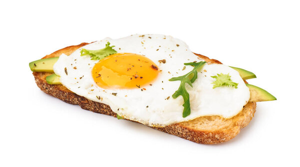 Вкусный сэндвич с яичницей, авокадо и рукколой на белом фоне