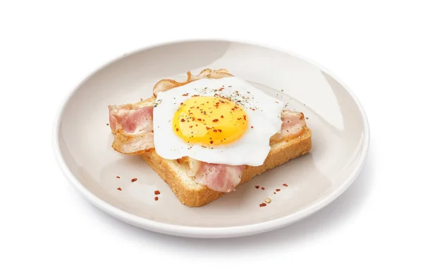 Πεντανόστιμο Σάντουιτς Τηγανητό Αυγό Και Μπέικον Λευκό Φόντο — Φωτογραφία Αρχείου
