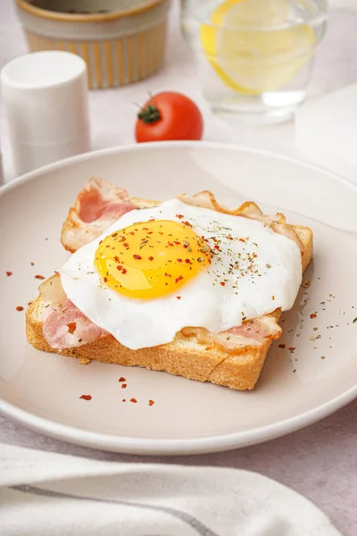 Delicious Sandwich Fried Egg Bacon Light Background — Stock Photo, Image
