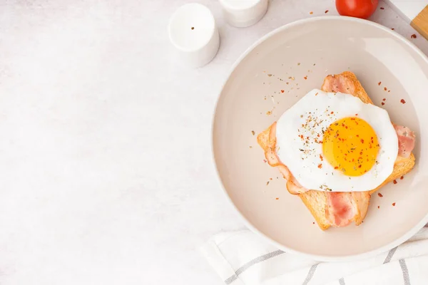 Delicious Sandwich Fried Egg Bacon Light Background — Stock Photo, Image
