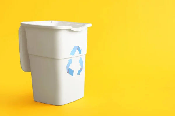 Recipiente Para Lixo Fundo Amarelo Conceito Reciclagem — Fotografia de Stock