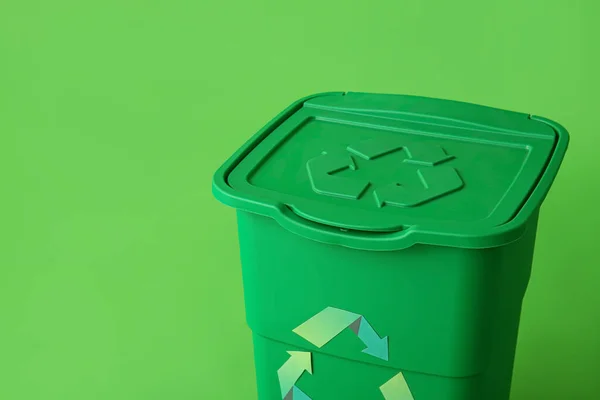 Yeşil Arka Planda Çöp Konteynırı Geri Dönüşüm Kavramı — Stok fotoğraf