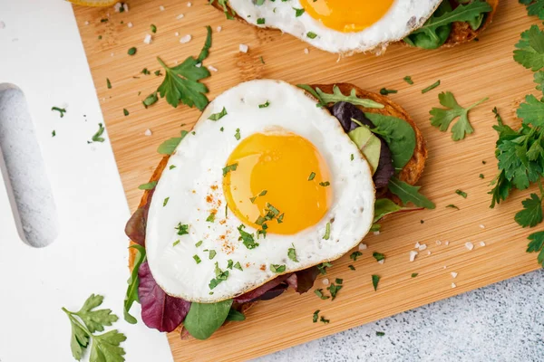 배경에 계란을 곁들인 맛있는 샌드위치 — 스톡 사진