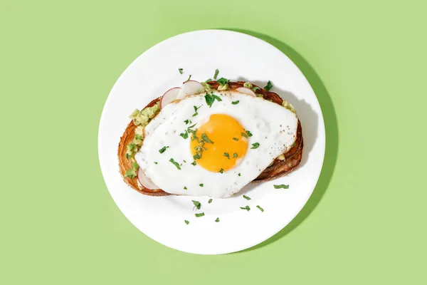 Νόστιμο Σάντουιτς Τηγανητό Αυγό Πράσινο Φόντο — Φωτογραφία Αρχείου