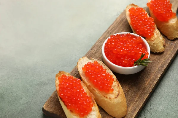 Savoureux Bruschettas Avec Caviar Rouge Sur Fond Couleur — Photo