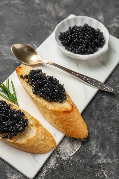 Savoureux Bruschettas Caviar Noir Sur Fond Sombre Grunge — Photo