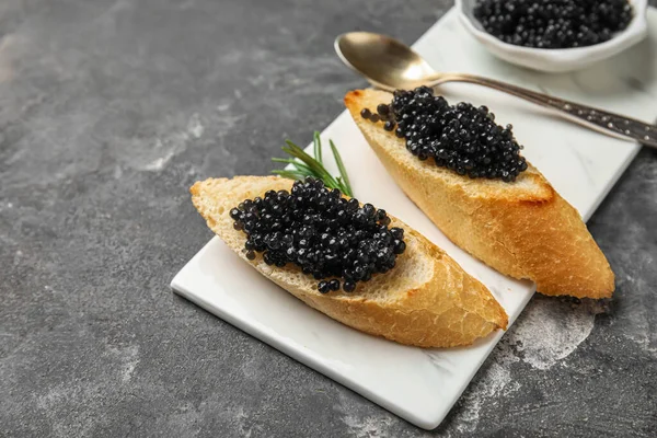 Savoureux Bruschettas Caviar Noir Sur Fond Sombre Grunge — Photo
