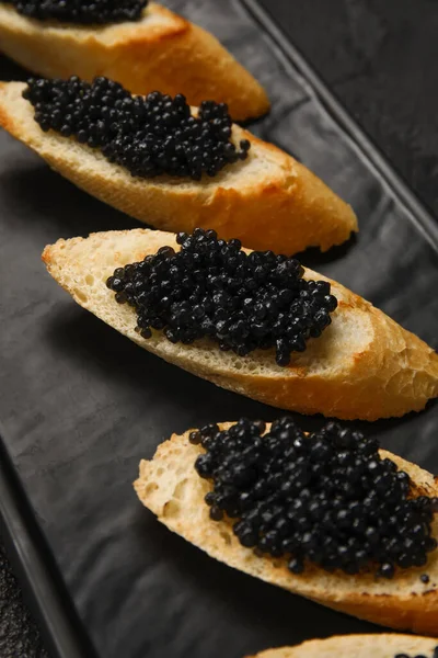 Savoureux Bruschettas Caviar Noir Sur Fond Sombre — Photo