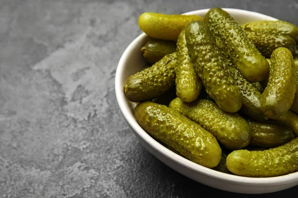 Bowl Tasty Fermented Cucumbers Dark Grunge Background — Stock Photo, Image