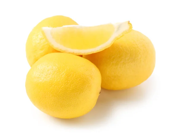 Beyaz Arka Planda Taze Limonlar Var — Stok fotoğraf