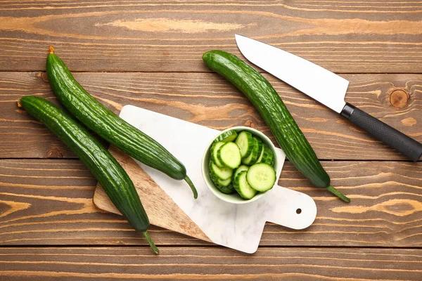 Bowl Cut Whole Cucumbers Wooden Background — Stock Photo, Image