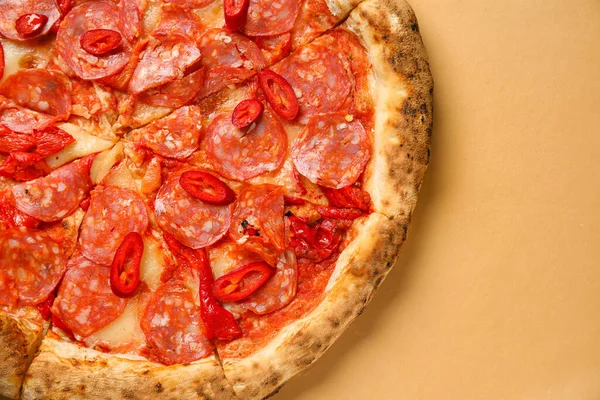Delicious Pepperoni Pizza Orange Background — Stock Photo, Image