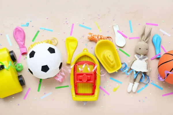 Juguetes Bebé Con Confeti Sobre Fondo Beige Celebración Del Día — Foto de Stock
