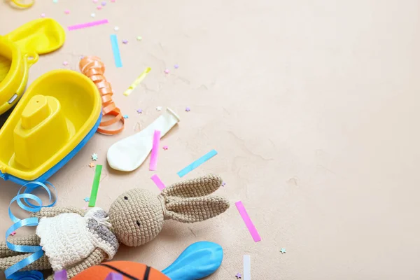 Маленькі Іграшки Конфетті Бежевому Тлі Клозеп Дитячий День — стокове фото